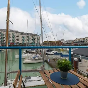 On The Water With Free Parking - By My Getaways Apartment Brighton